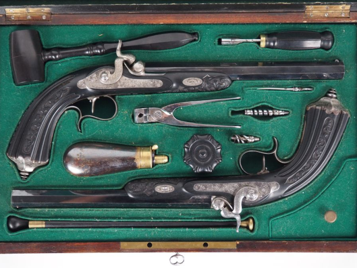 Paire de pistolets d’officier à percussion.  Canons à pans bleuis, ray