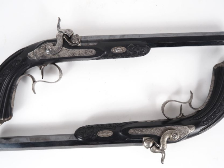 Paire de pistolets d’officier à percussion.  Canons à pans bleuis, ray