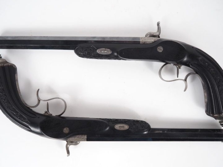 Paire de pistolets d’officier à percussion.  Canons à pans bleuis, ray