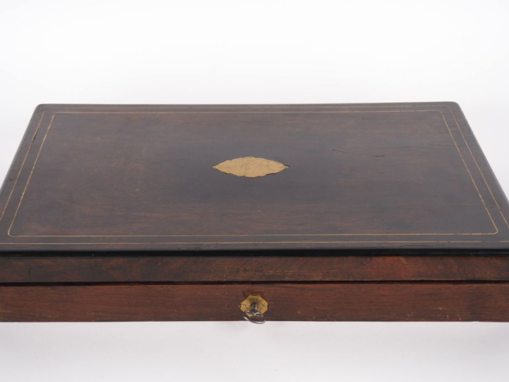 Paire de pistolets d’officier à percussion.  Canons à pans bleuis, ray