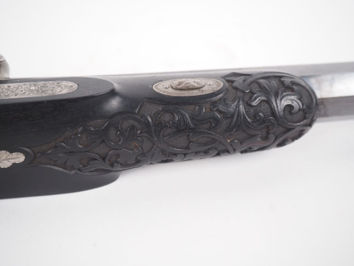 Paire de pistolets d’officier à percussion.  Canons à pans bleuis, ray