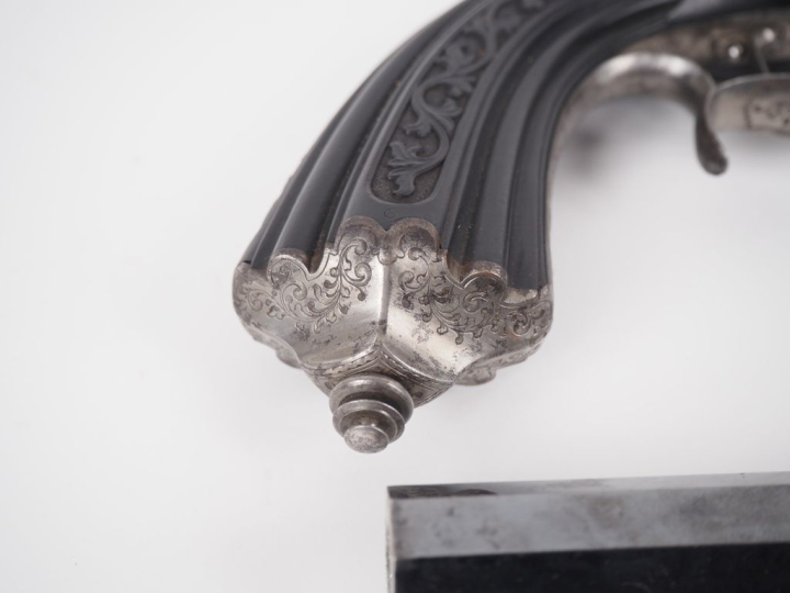 Paire de pistolets d’officier à percussion.  Canons à pans bleuis, ray