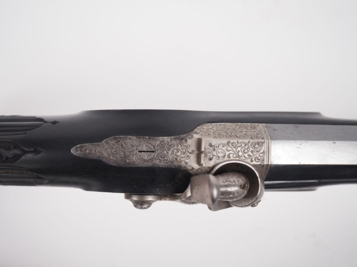 Paire de pistolets d’officier à percussion.  Canons à pans bleuis, ray