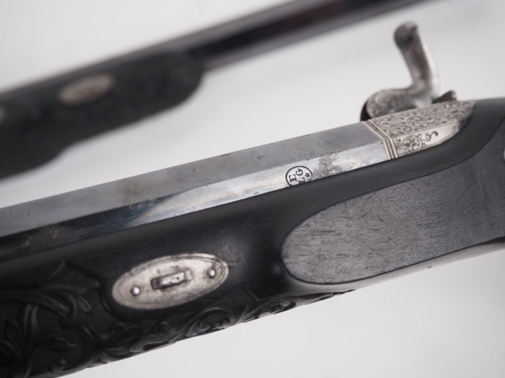 Paire de pistolets d’officier à percussion.  Canons à pans bleuis, ray