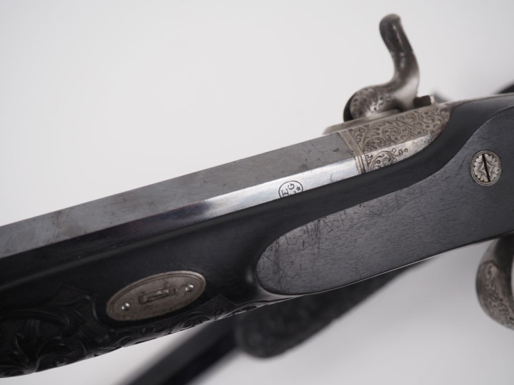 Paire de pistolets d’officier à percussion.  Canons à pans bleuis, ray