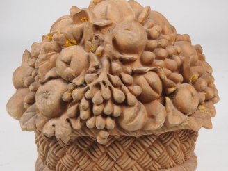 Vente aux enchères Sculpture d'ornement en terre cuite figurant une corbeille d'osier gar