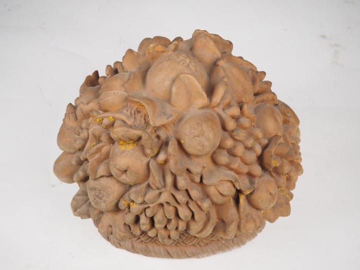 Sculpture d'ornement en terre cuite figurant une corbeille d'osier gar