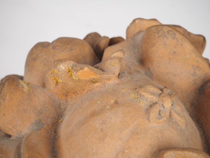 Sculpture d'ornement en terre cuite figurant une corbeille d'osier gar