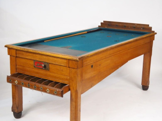 Vente aux enchères Billard russe de marque NAKO avec ses accessoires. Dim. 80 x 180 x 90 