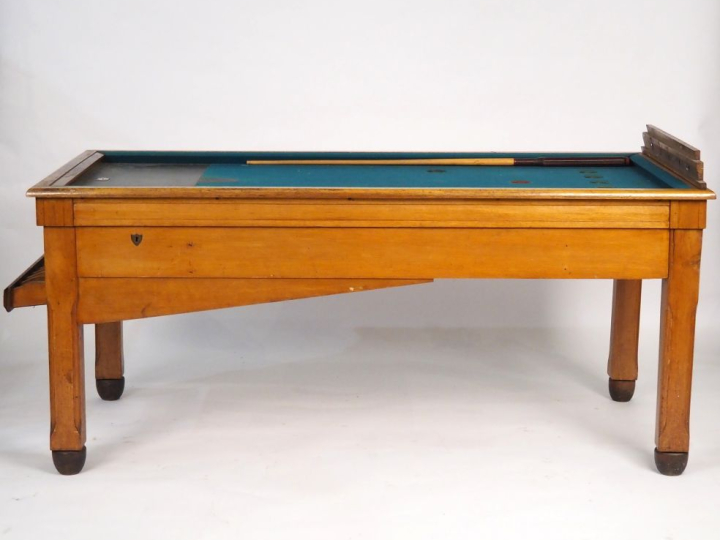 Billard russe de marque NAKO avec ses accessoires. Dim. 80 x 180 x 90 