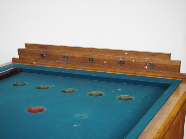Billard russe de marque NAKO avec ses accessoires. Dim. 80 x 180 x 90 