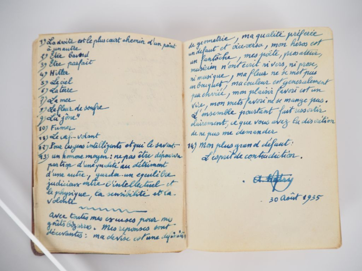 [MITTERRAND]. CARNET MANUSCRIT AVEC RÉPONSE AUTOGRAPHE DES DEUX FRÈRES