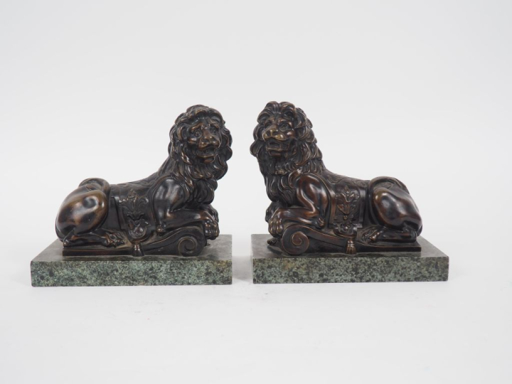 Ecole française XIXème dans le goût du XVIIème.  Paire de lions couché