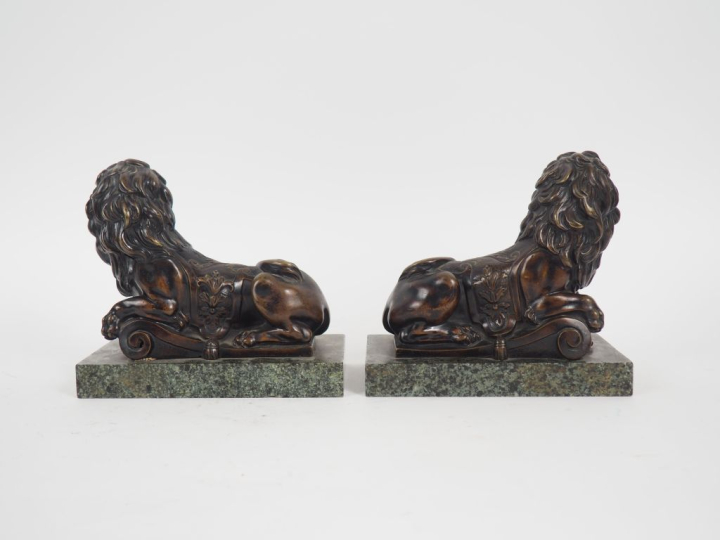 Ecole française XIXème dans le goût du XVIIème.  Paire de lions couché