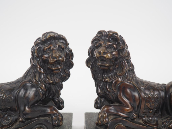 Ecole française XIXème dans le goût du XVIIème.  Paire de lions couché