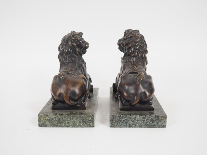 Ecole française XIXème dans le goût du XVIIème.  Paire de lions couché