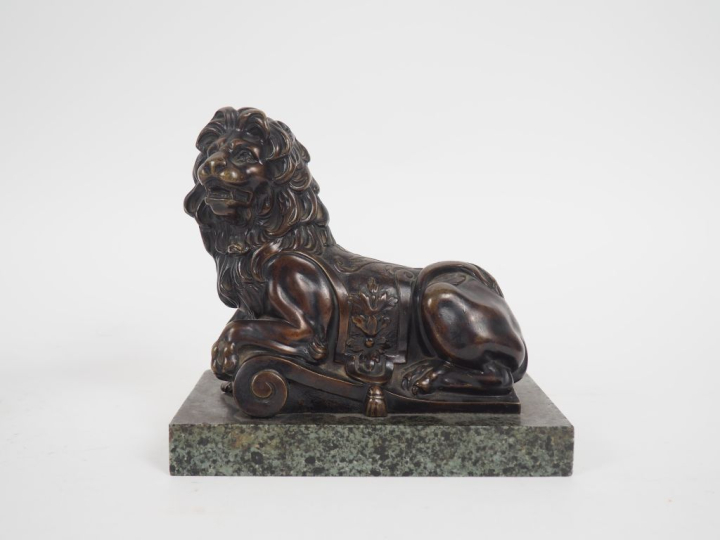 Ecole française XIXème dans le goût du XVIIème.  Paire de lions couché