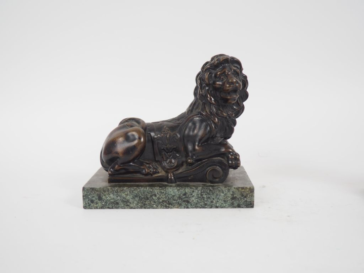 Ecole française XIXème dans le goût du XVIIème.  Paire de lions couché