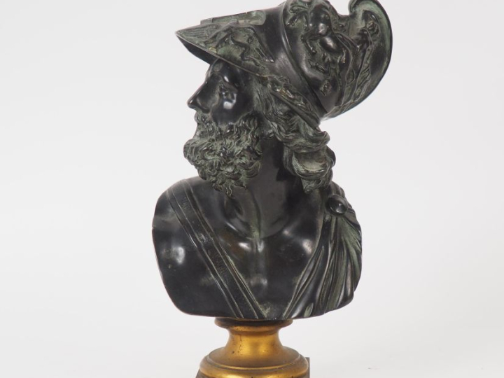 Ecole française XIXème. "Guerrier antique en buste"  Sculpture en bron