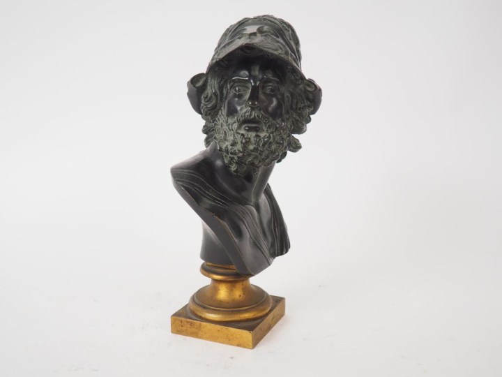 Ecole française XIXème. "Guerrier antique en buste"  Sculpture en bron
