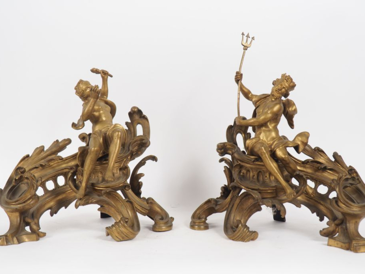 Paire de feux de cheminée de style Rocaille en bronze figurant Neptune