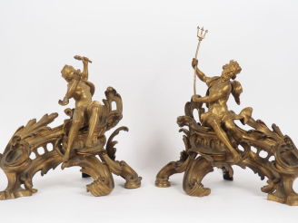 Vente aux enchères Paire de feux de cheminée de style Rocaille en bronze figurant Neptune