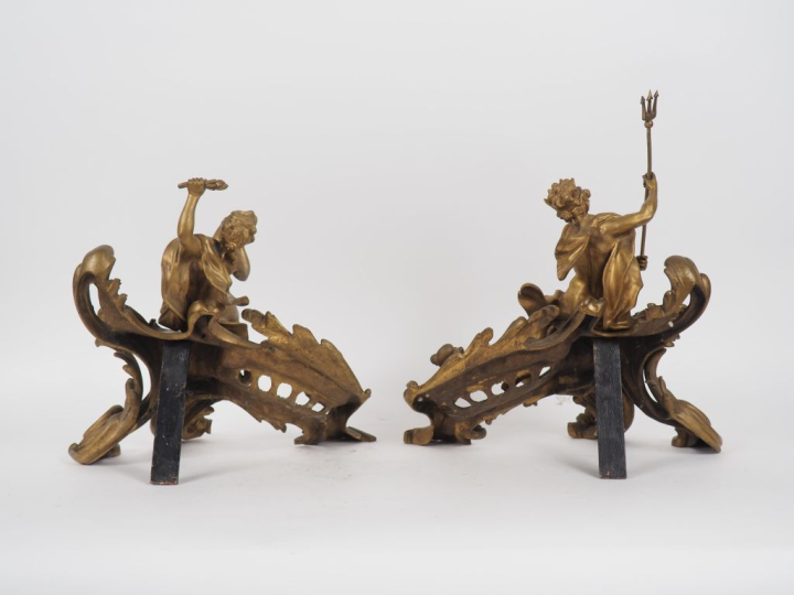 Paire de feux de cheminée de style Rocaille en bronze figurant Neptune