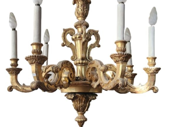 Lustre de style Louis XV en bois doré et sculpté, à décor de feuilles 