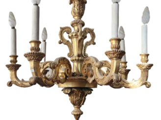 Vente aux enchères Lustre de style Louis XV en bois doré et sculpté, à décor de feuilles 