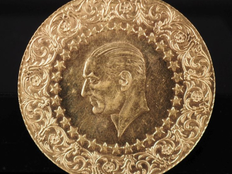 Vente aux enchères Pièce de 500 Kurush or 1963, Atatürk. Diam. 45 mm Poids. 35,12 g FRAIS