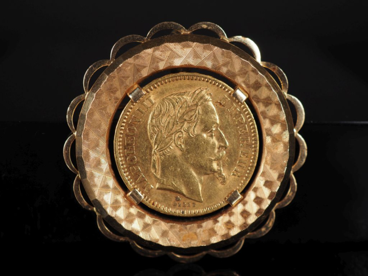 Broche/pendentif en or jaune 750, serti en son centre d'une pièce de 2