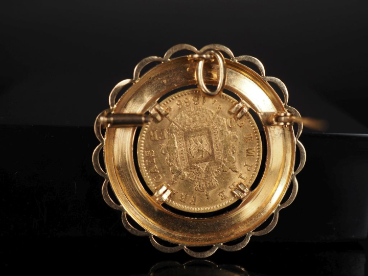 Broche/pendentif en or jaune 750, serti en son centre d'une pièce de 2