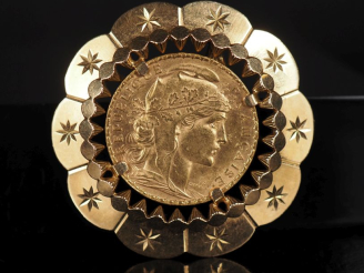 Vente aux enchères Broche/pendentif en or jaune 750, sertie en son centre d'une pièce de 