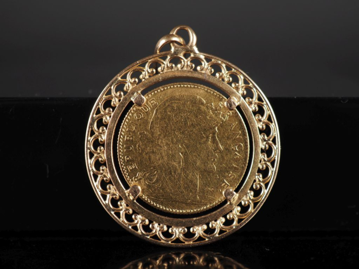 Pendentif en or jaune 750, serti en son centre d'une pièce de 10 Franc