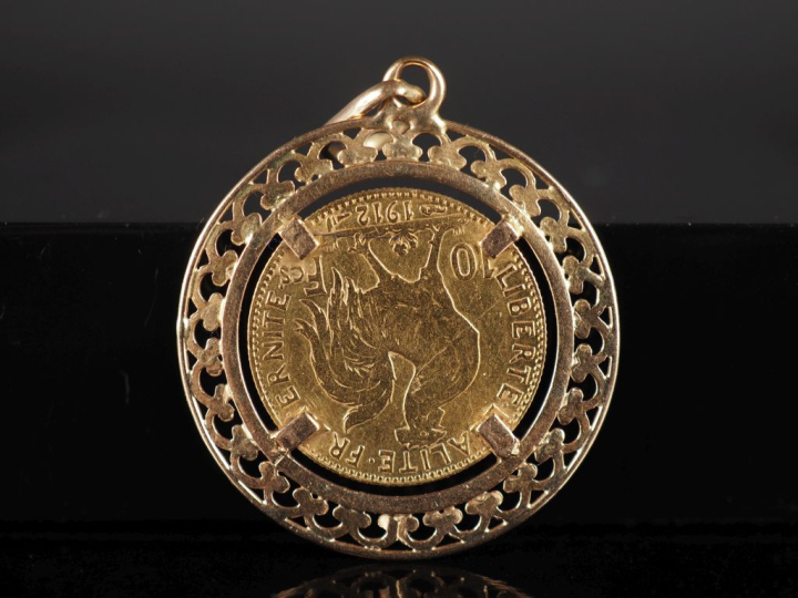 Pendentif en or jaune 750, serti en son centre d'une pièce de 10 Franc