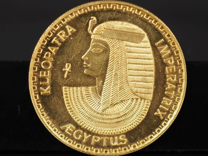 Médaille en or 999 °/00 figurant Hatchepsout sur une face et Cléopatre