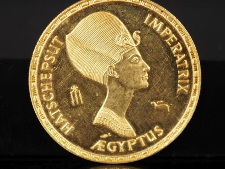 Médaille en or 999 °/00 figurant Hatchepsout sur une face et Cléopatre