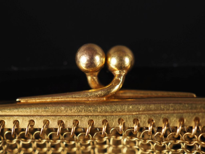 Petite bourse en or jaune 750.  6,5 x 4,7 cm Poids. 18,41 g