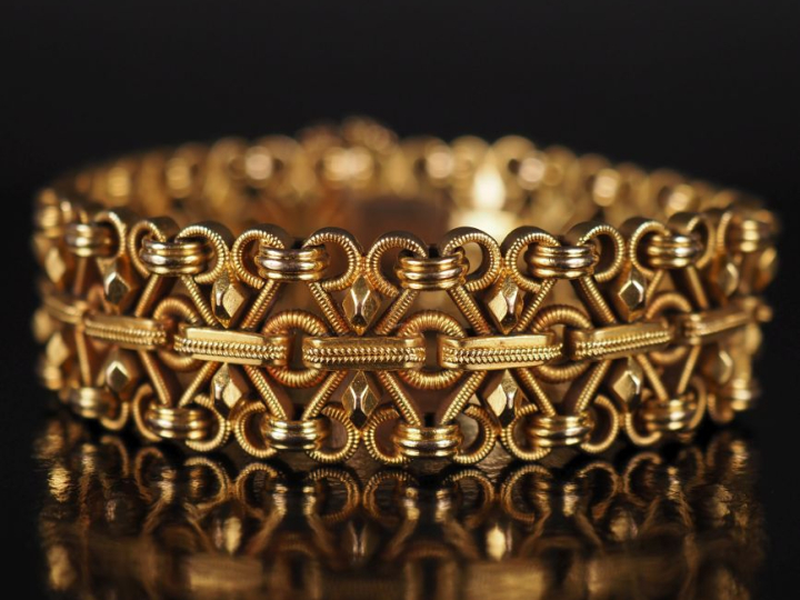 Bracelet manchette en or jaune 750, maille fantaisie ajourée. Chainett