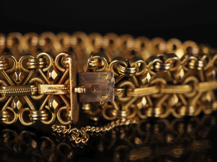 Bracelet manchette en or jaune 750, maille fantaisie ajourée. Chainett