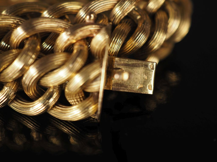 Important collier souple en or jaune 750, maille plate torsadée et ajo