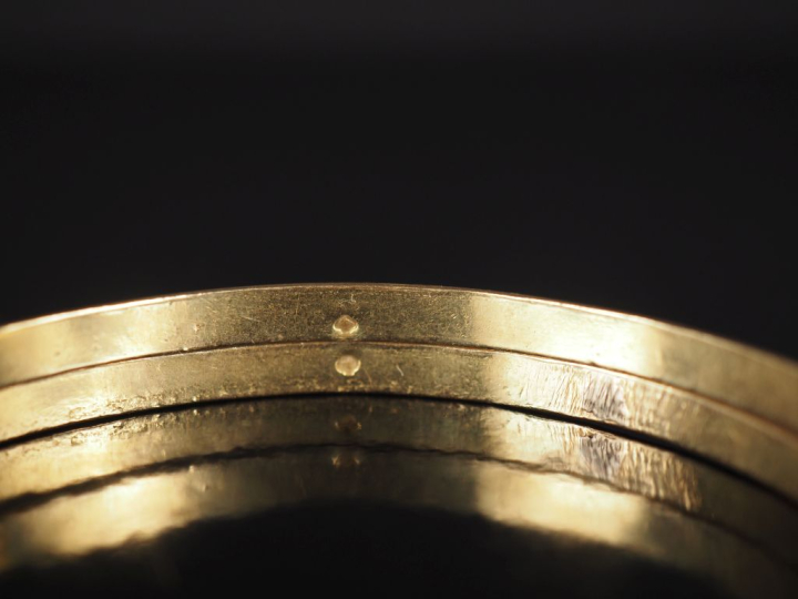 Paire de bracelets joncs en or jaune 750, à décor de rinceaux feuillag