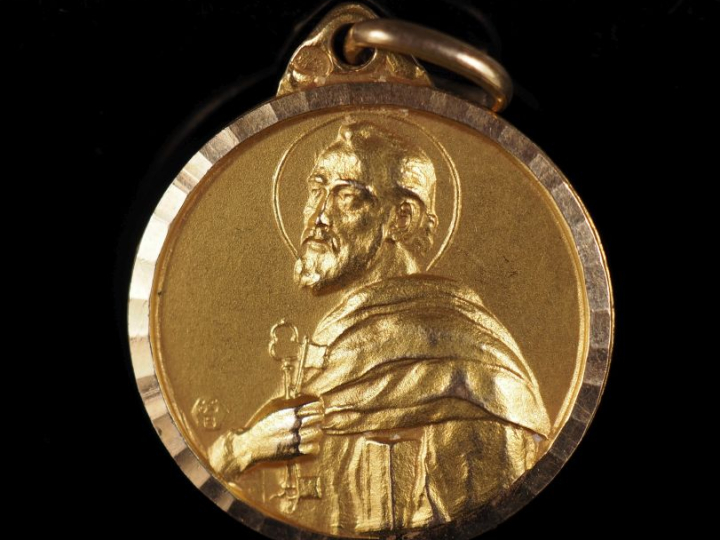 Médaille religieuse en or jaune 750, figurant Saint Pierre.  Diam. 1,9