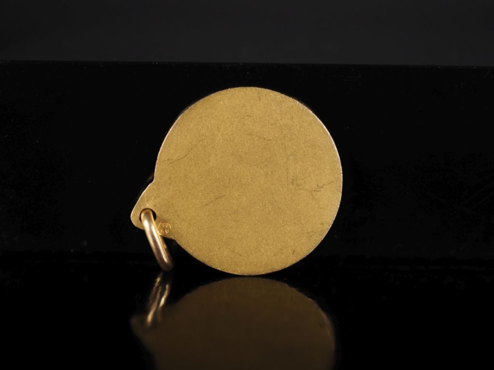 Médaille religieuse en or jaune 750, figurant Saint Pierre.  Diam. 1,9