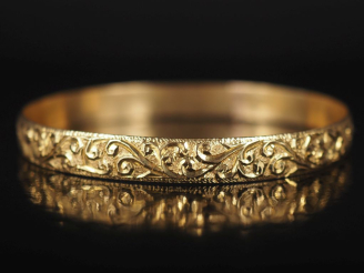 Vente aux enchères Bracelet jonc en or jaune 750, à décor de rinceaux feuillagés. Poinçon