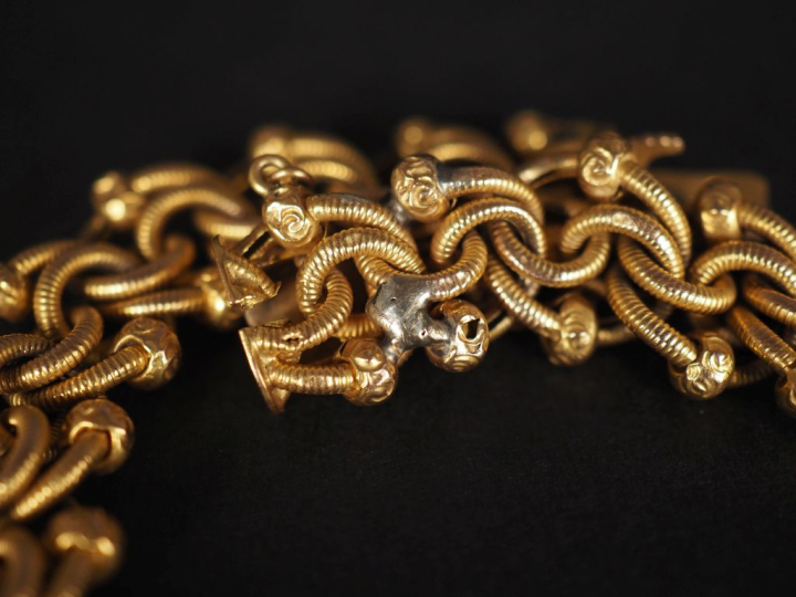 Bracelet souple en or jaune 750, maille fantaisie entrelacée.  Chainet