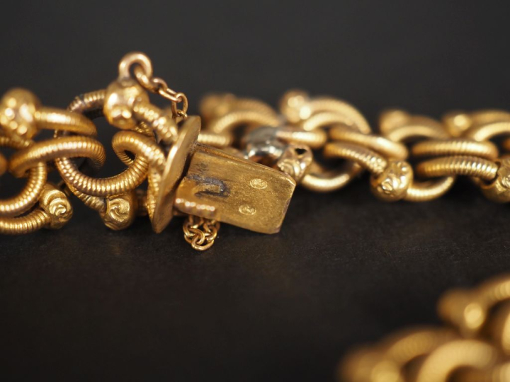 Bracelet souple en or jaune 750, maille fantaisie entrelacée.  Chainet