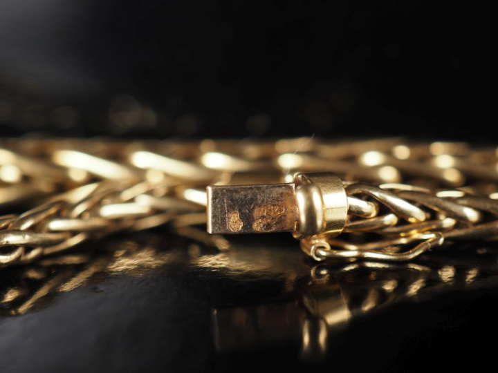 Collier souple en or jaune 750, maille palmier en chute.  Long. 45,5 c