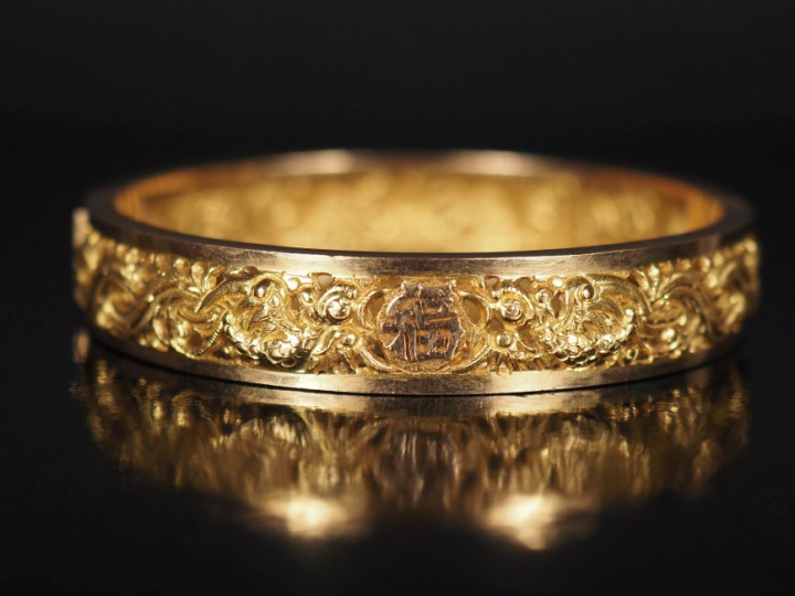 Bracelet jonc Extrême-Orient en or jaune 750, à décor ajouré de dragon