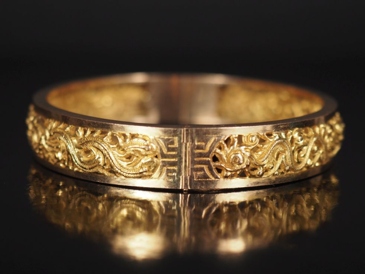 Bracelet jonc Extrême-Orient en or jaune 750, à décor ajouré de dragon